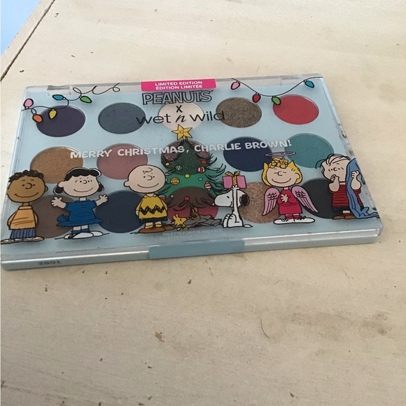 Wet n Wild Merry Christmas Charlie Brown Peanuts eyeshadow palette sealed - Picture 3 of 3